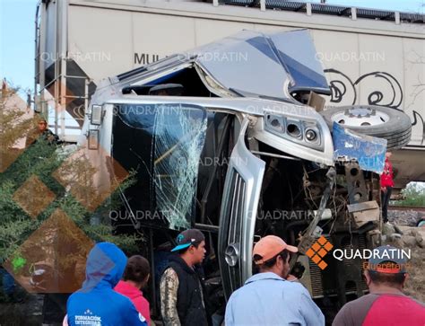 Tren impacta a camión de pasajeros en Querétaro hay 5 muertos