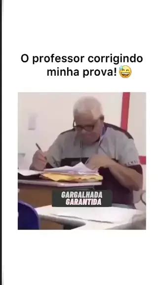 O professor corrigindo minha prova EstrelaDeFamília Professor