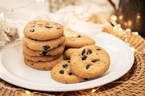 Biscoitos pedaços de chocolate closeup em um prato Foto Grátis