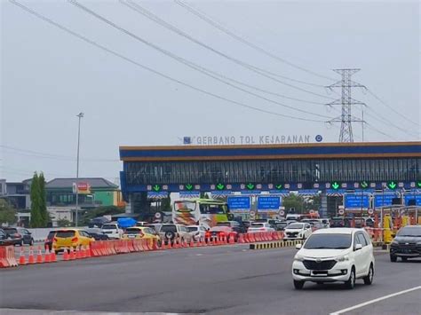 Lonjakan Volume Kendaraan Masih Terjadi Di Gerbang Tol Trans Jawa