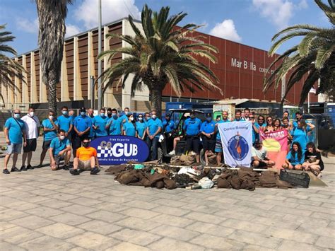 Voluntarios De La Guardia Urbana Recogen 600 Kilos De Basura Del Fondo