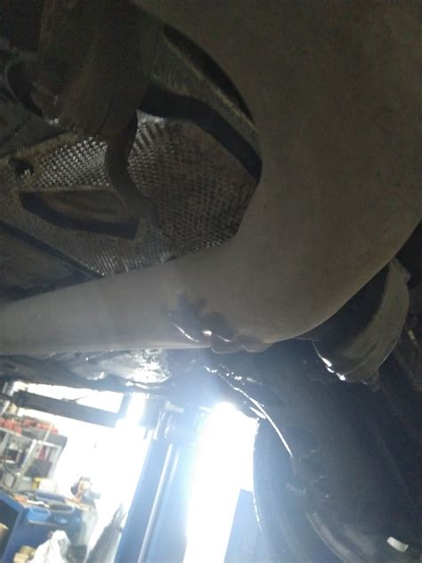 Крепление задней части глушителя. — Volvo XC70 II, 2,5 л, 2005 года ...