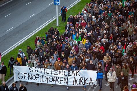 Multitudinaria Manifestaci N En Pamplona Para Parar El Genocidio En Gaza