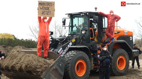 Stadtstraßen Protest Polizei räumt Besetzung der LobauBleibt