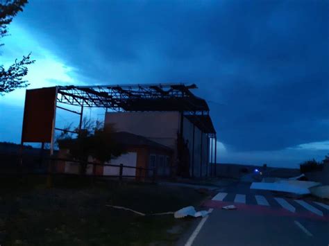 El Viento Arranca La Cubierta Del Front N De Tabanera La Luenga