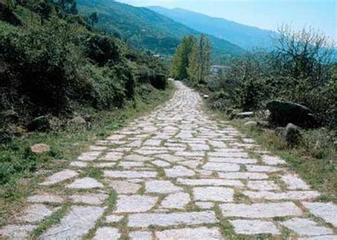 Cuándo y dónde se construyó la primera carretera de la historia