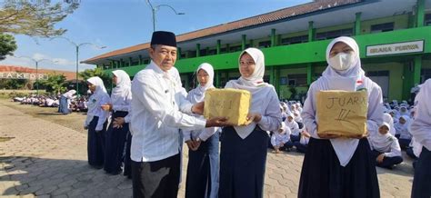 Penyerahan Hadiah Pada Pemenang Lomba Dalam Rangka Memeriahkan Hari