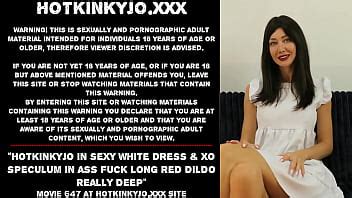 Hotkinkyjo con un vestido blanco sexy y un espéculo XO en una follada anal con un consolador
