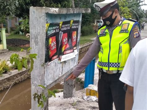 Asyik Berboncengan Sepasang Abg Kulon Progo Tabrak Reklame Tagar