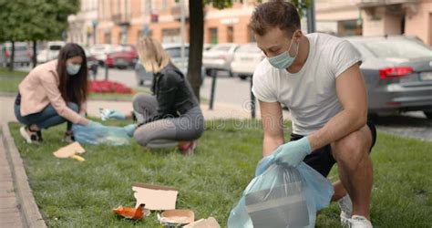 Equipo De Voluntarios Recogiendo Basura En El Parque Metrajes V Deo