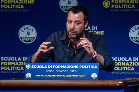 Sputare Su Un Manifesto Di Matteo Salvini Non Reato Archiviata L