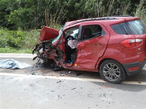 G1 Carro invade pista contrária e bate em carreta no interior do