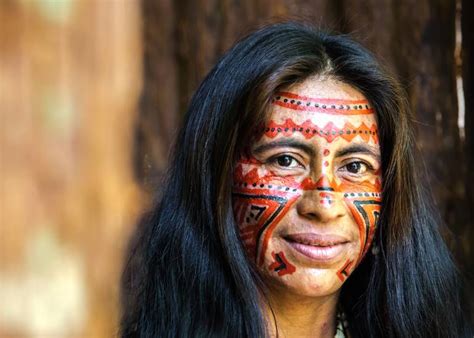 Pinturas Indígenas No Rosto Feminino