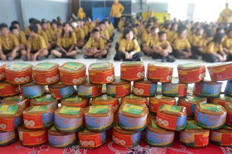 FOTO Tradisi Bagi Bagi Kue Keranjang Sambut Imlek Di Sekolah Kuncup