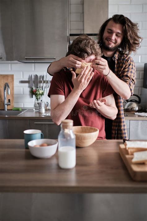 Pareja Gay Haciendo Tonterías En La Cocina Mientras Desayuna Foto de archivo Imagen de tonto
