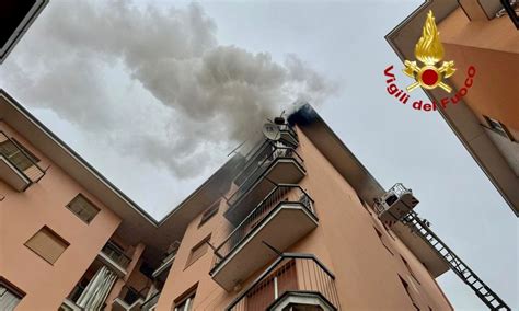 Incendio In Un Appartamento Evacuato L Intero Condominio Foto