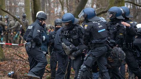 Gegen Kopf Eines Polizisten Getreten Ermittlungen Gegen Aktivsten Nach