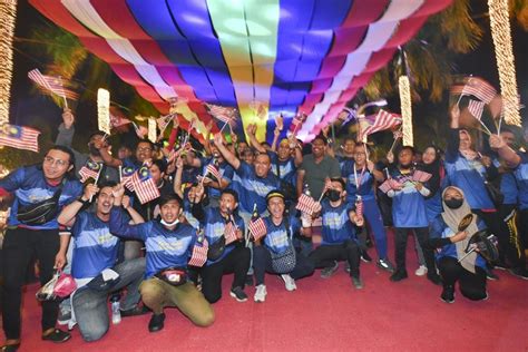 逾万民众聚集布城齐倒数迎接国庆日 国内 東方網 馬來西亞東方日報