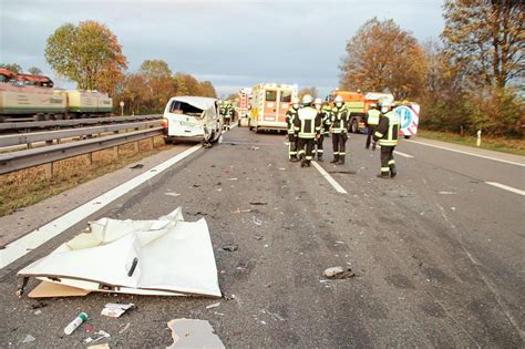 Zwei Verletzte und Rückstau bis Achenmühle nach Unfall auf A8 am