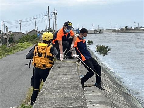 快訊 雲林牛挑灣溪驚魂！民眾驚見男浮屍報警 確認為2天前落水失蹤男 中天新聞網