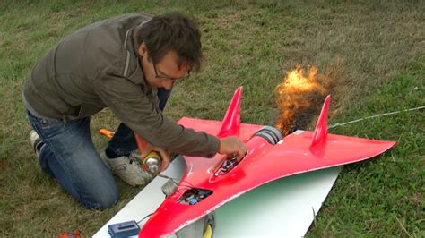 Worlds Fastest RC Plane Hits Speeds Up To 451 MPH Geekazine