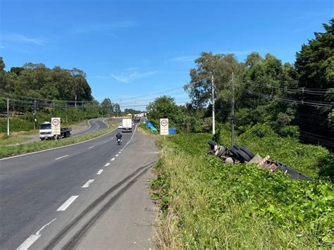 Caminhão tomba às margens da ERS 122 entre Farroupilha e Caxias do Sul