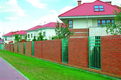 Дом с забором фото: Забор для частного дома - обзор популярных видов ...