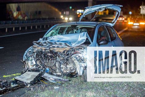 Junger Autofahrer Kommt Mit Peugeot Ins Schleudern Und Prallt Gegen