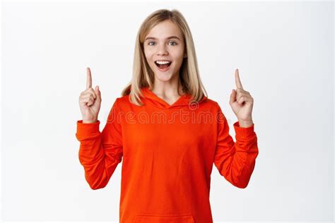 Petite Fille Blonde Joyeuse Pointant Du Doigt Enfant Montrant Une Bannière Ou Une Publicité Et