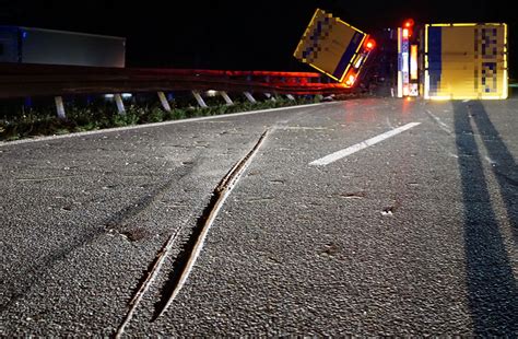 Lkw Verunfallt Auf B30 Bei Biberach Mehrstündige Vollsperrung