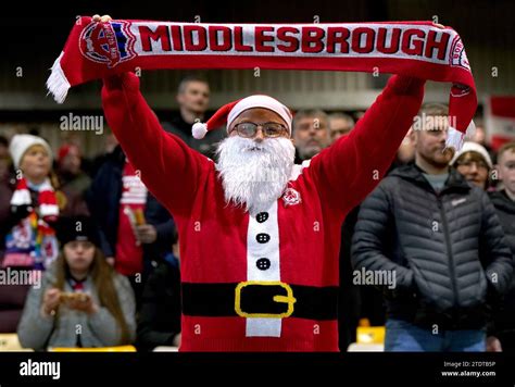 Un Fan De Middlesbrough Portant Un Pull Festif Et Une Barbe Tient Une