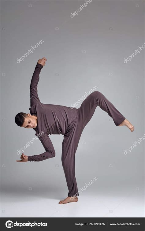 Foto de un hombre atlético bailarín de ballet vestido con un chándal