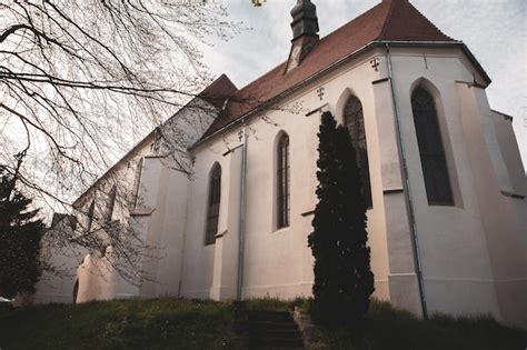 Una Iglesia Con Techo Rojo Y Techo Blanco Foto Premium