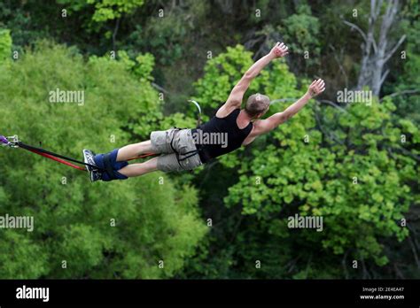 Bungee jumping in queenstown hi-res stock photography and images - Alamy