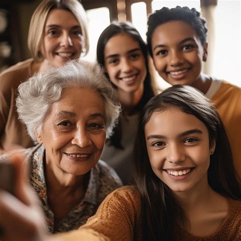 Selfie Sonrisa Y Retrato De Mujeres En Casa Para Relajar La Uni N Y