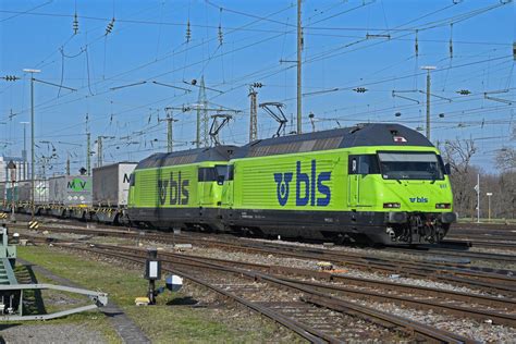 Doppeltraktion mit den BLS Lok 465 011 5 und 465 010 7 durchfährt am