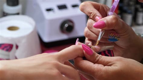 desde encima de cosecha irreconocible manicuro haciendo uña Arte para