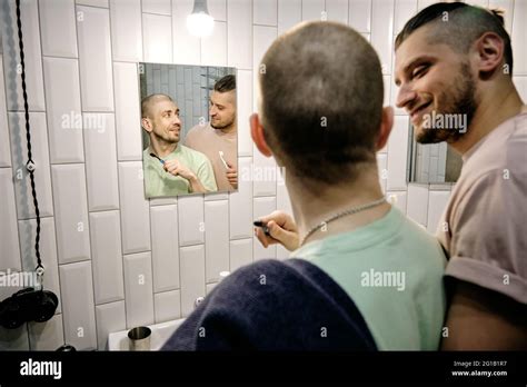 Jeune homme gay Banque de photographies et dimages à haute résolution Alamy