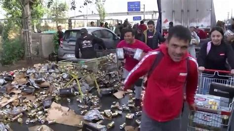 Vídeo Camión de cerveza vuelca y la gente corrió no para ayudar sino