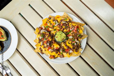 Deliciosos Nachos Con Arrachera Y Queso Amarillo Con Pico De Gallo Y