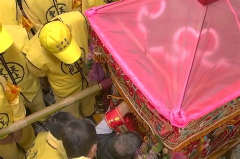 「粉紅超跑」起駕！白沙屯媽祖神轎今晨出發 逾10萬信徒相隨 上報 焦點