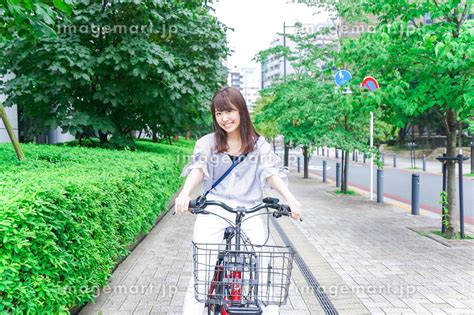 電動自転車で子供を送るお母さんの写真素材 [174618686] イメージマート