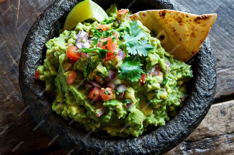 Premium Photo Guacamole In A Bowl Served With Chapati And Toppings