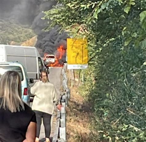 Martina Franca Statale Auto In Fiamme Poco Prima Della Tratto