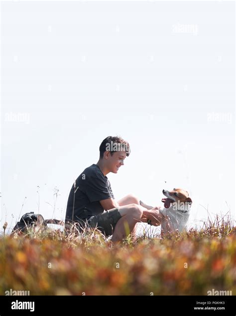 Adolescent Avec Son Chien Banque De Photographies Et Dimages à Haute