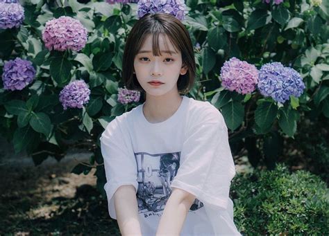 Sở hữu nhan sắc như nữ thần nàng hot girl chơi trội tập làm YouTuber