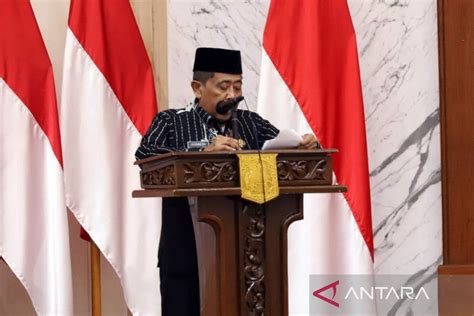 Bupati Kepulauan Seribu Bagikan Bingkisan Kepada Warga ANTARA News