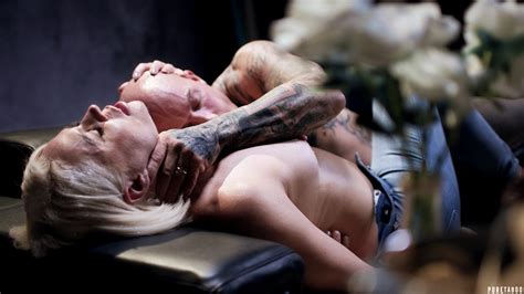 Short Haired Mature With Natural Tits Gets Screwed By Tattooed Stallion Photos Helena Locke