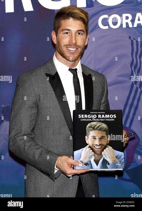 Sergio Ramos Pr Sentiert Seine Neue Biographie In Der Vip Loge Im