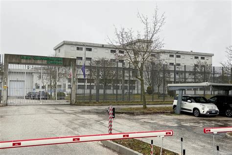 Condenaron a prisión a dos padres que humillaron a su hijo adolescente por ser gay Infobae